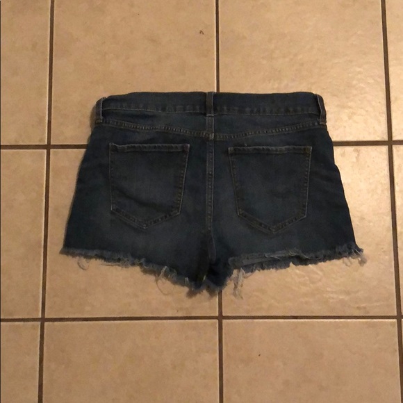 Denim shorts that are ripped at the bottom - Picture 3 of 3